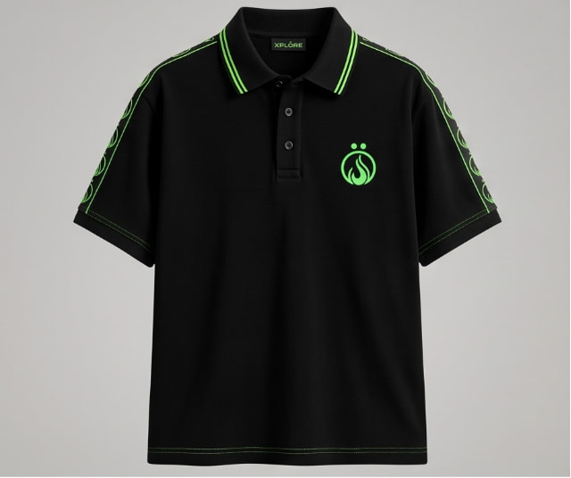 Polo XPLÖRE negro, vista frontal con logo en el pecho y vivos verdes en el cuello