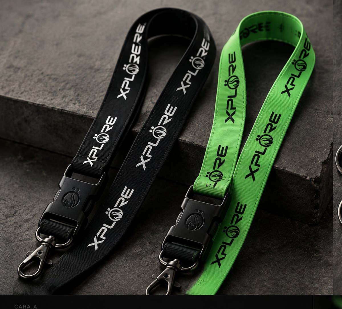 Lanyards XPLÖRE negros y verdes con logo repetido, hebilla y mosquetón