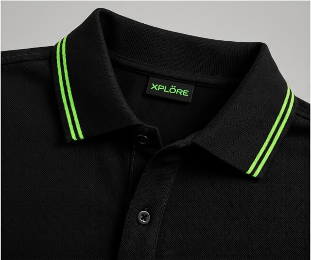 Detalle del cuello del polo XPLÖRE con vivos verdes