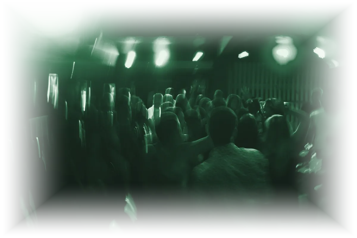 Bailarines desenfocados bajo las luces de una sala